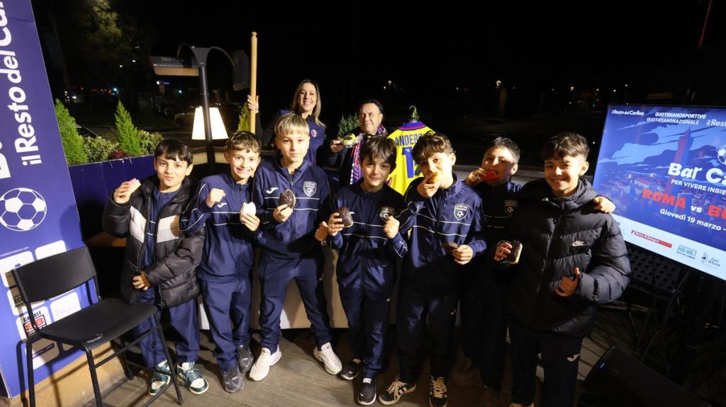 Bologna vibrând în așteptarea fotbalului: Jazz, tineri sportivi și entuziasm pe străzile orașului Bologna, 19 martie 2026 – Spiritul victoriei din mai 2025, când Bologna a câștigat Cupa Italiei, încă plutește în aer