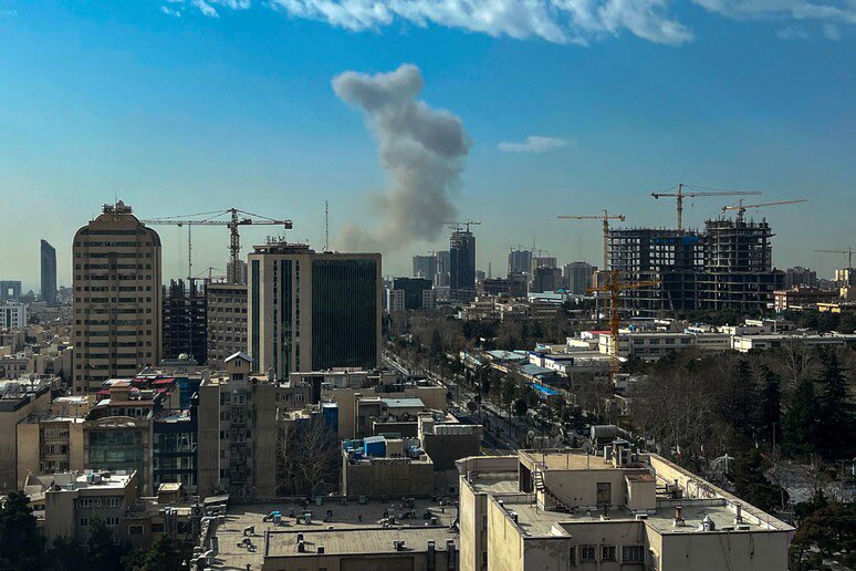 Atacuri israeliene vizează obiective militare din Iran; raport despre avarierea unui spital Forțele armate israeliene au lansat astăzi o serie de atacuri asupra unor obiective militare din Iran, vizând zeci de centre de comandă iraniene, inclusiv sediul Gărzii Revoluționare, conform informațiilor transmise de Sky News