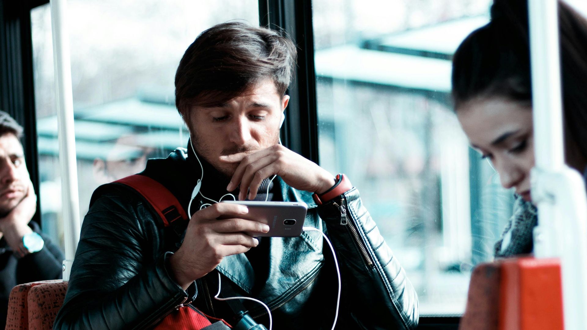Cu un telefon și o conexiune la internet, posibilitățile de a genera venituri suplimentare sunt la îndemâna oricui