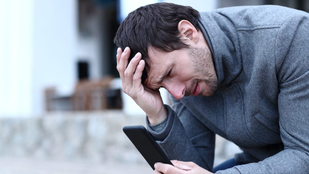 Malvertising: Noua amenințare cibernetică care vizează datele bancare ale românilor O nouă formă de fraudă online, cunoscută sub numele de „malvertising”, a început să ia amploare, punând în pericol datele bancare ale utilizatorilor de internet