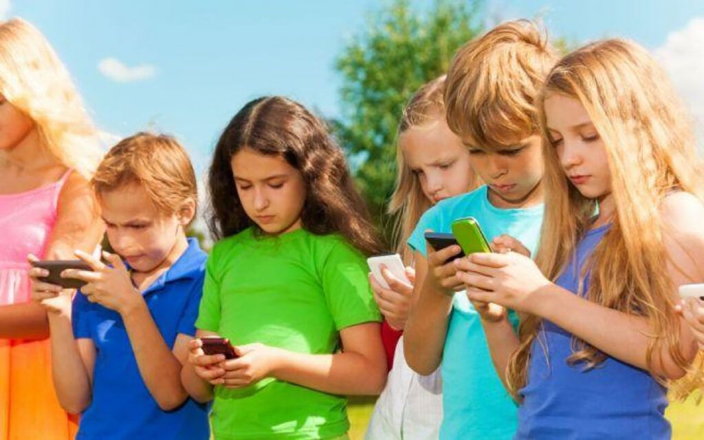 Protejarea copiilor în era digitală: Ghiduri europene și inițiative legislative În contextul unei lumi digitale în continuă schimbare, protejarea copiilor de pericolele online devine o prioritate crucială