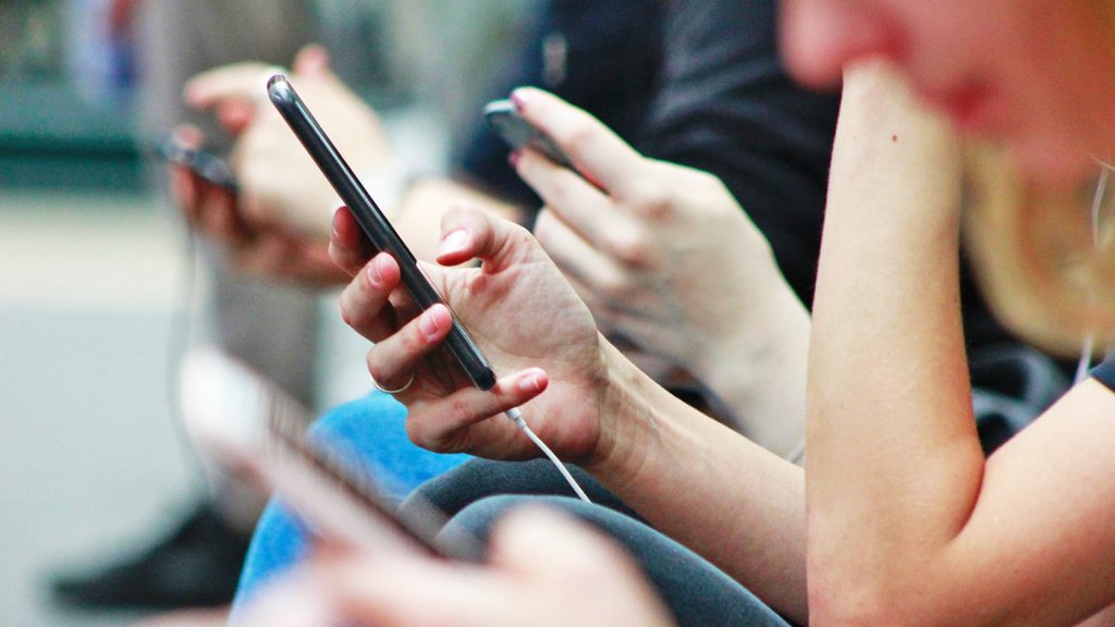 Criptarea datelor de pe telefon este o măsură de securitate esențială în era digitală, protejând informațiile personale de accesul neautorizat în cazul pierderii sau furtului dispozitivului