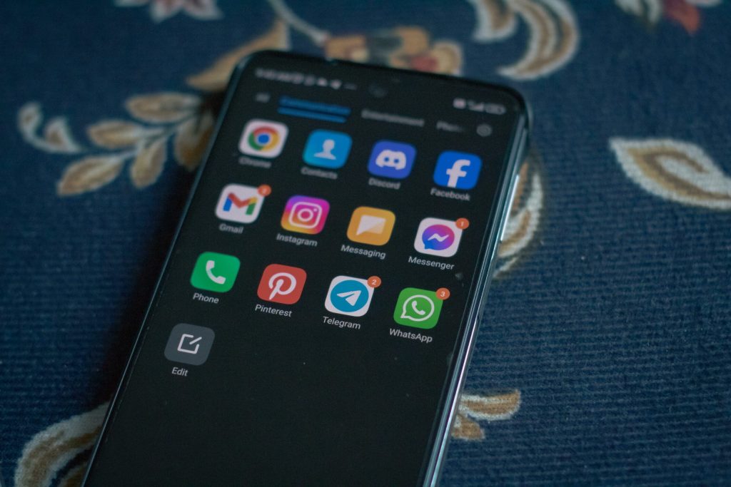 Atac cibernetic sofisticat, atribuit hackerilor iranieni, vizează utilizatorii de Telegram și WhatsApp Un nou atac cibernetic sofisticat, atribuit de FBI hackerilor iranieni, utilizează aplicații populare precum Telegram și WhatsApp pentru a infecta dispozitivele victimelor cu malware