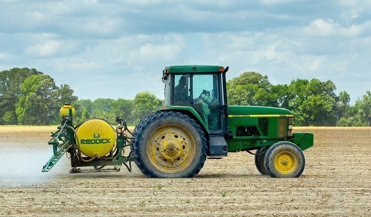 Scumpirea carburanților lovește puternic fermierii în plină campanie de primăvară Majorarea prețurilor la combustibili, determinată de fluctuațiile de pe piața globală, afectează serios activitatea fermierilor români, care au demarat recent campania agricolă de primăvară