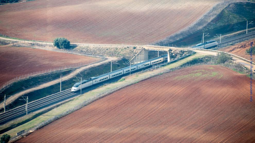 Ancheta europeană vizează fondurile UE pentru o linie de mare viteză din Spania Parchetul European (EPPO) din Madrid a demarat o anchetă privind o posibilă fraudă cu fonduri europene, destinată întreținerii unei secțiuni de cale ferată de mare viteză (AVE) din Spania