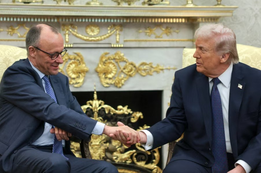 Merz și Trump, discuții ample despre Iran, Ucraina și relațiile comerciale Cancelarul german Friedrich Merz și fostul președinte american Donald Trump au avut marți o întâlnire la Washington, axată pe o serie de subiecte de importanță majoră pentru agenda globală