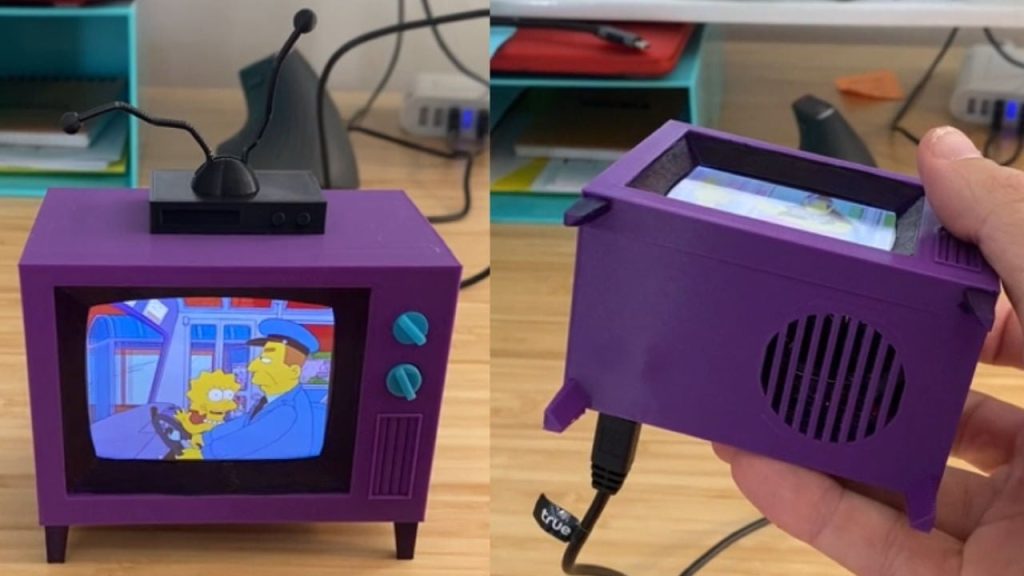Un fan a creat o replică funcțională a televizorului din „The Simpsons”, cu o surpriză retro Un pasionat de „The Simpsons” a dat viață unui vis: a construit o replică funcțională a televizorului din desenul animat, care nu doar afișează episoade, ci include și un joc video clasic