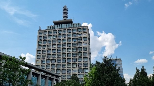 TVR solicită fonduri suplimentare pentru modernizare și asigurarea emisiei O întâlnire crucială a avut loc luni, 9 martie, la Palatul Parlamentului, unde conducerea Televiziunii Române a prezentat Comisiei pentru Cultură și Media a Senatului o serie de amendamente la bugetul instituției pentru anul 2026