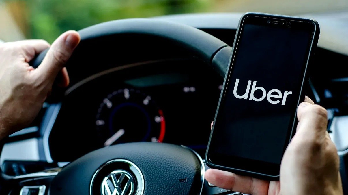 Uber și inDrive în Egipt: Ce trebuie să știe turiștii despre transportul cu aplicații Pentru turiștii care vizitează Egiptul, utilizarea aplicațiilor de transport precum Uber sau inDrive poate părea o soluție facilă și convenabilă