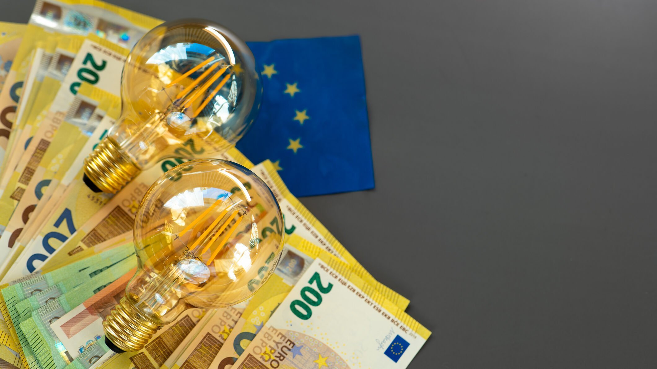 UE caută soluții urgente pentru a tempera prețurile la energie și a salva industria europeană Bruxellesul analizează în regim de urgență măsuri concrete pentru a reduce costurile energiei și pentru a sprijini companiile europene, puternic afectate de prețurile-record la energie