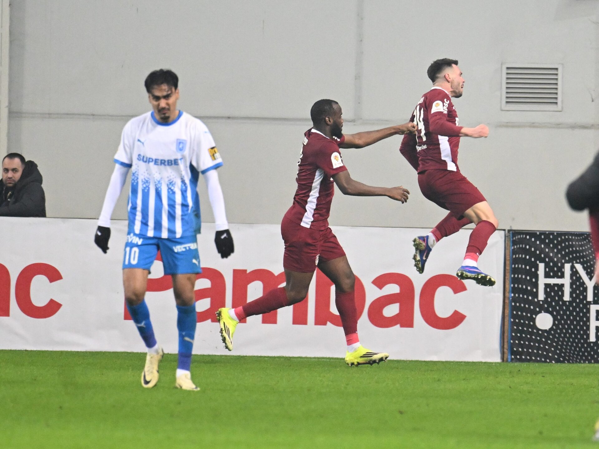 Universitatea Craiova elimină CFR Cluj din Cupa României Universitatea Craiova a învins CFR Cluj, scor 3-1, după prelungiri, în optimile de finală ale Cupei României