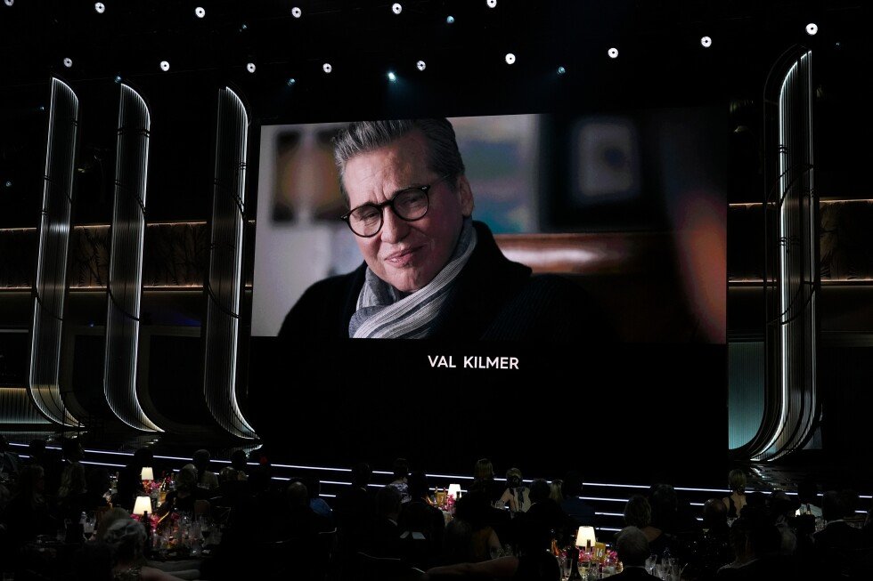 Val Kilmer „reînvie” în cinematografie prin inteligenta artificială New York – La un an de la moartea actorului Val Kilmer, o versiune generată de inteligența artificială (AI) a acestuia va juca într-un film independent