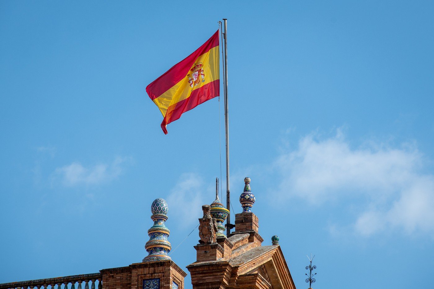 Viața în sudul Spaniei: între soare, costuri și răbdare Mulți români visează la o viață mai bună în sudul Spaniei, atrasți de climatul blând și de promisiunea unui trai relaxat