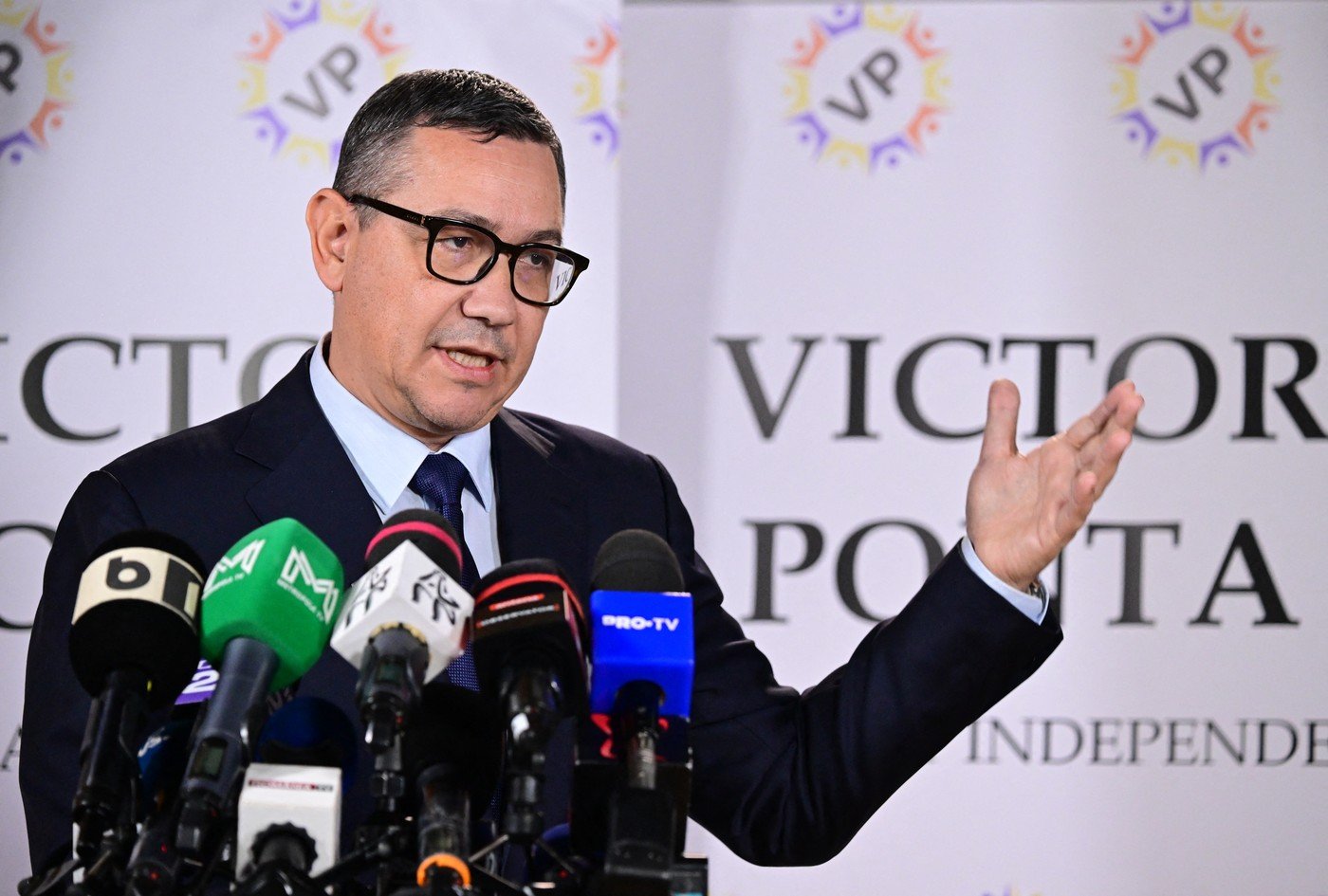 Fiica lui Victor Ponta, implicată într-o controversă legată de repatrierea românilor din Dubai București – O dispută politică a izbucnit după ce Victor Ponta a acuzat-o pe ministrul de Externe, Oana Țoiu, că ar fi intervenit pentru a împiedica fiica sa să se îmbarce într-un avion de repatriere din Dubai