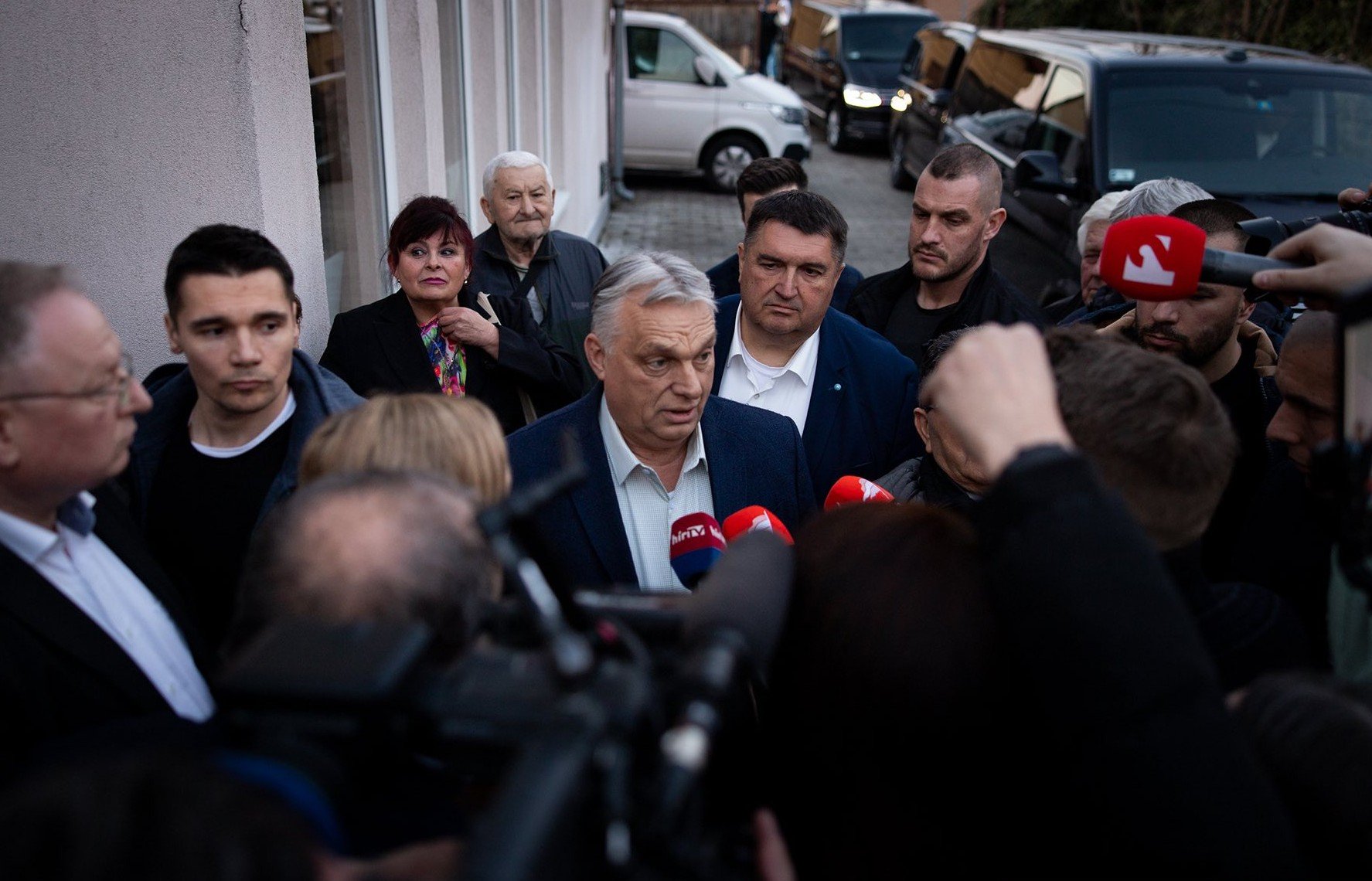 Orbán, într-un apel emoționant către copii: „Ucrainenii v-au amenințat” Premierul ungar Viktor Orbán a postat pe Facebook un videoclip în care le vorbește copiilor săi despre o presupusă amenințare din partea ucrainenilor