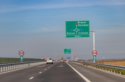Viteza ideală pentru economie la drum lung: sfaturi pentru șoferi Pentru a economisi combustibil și a reduce riscurile pe autostradă, experții recomandă o viteză de croazieră cuprinsă între 100 și 110 km/h