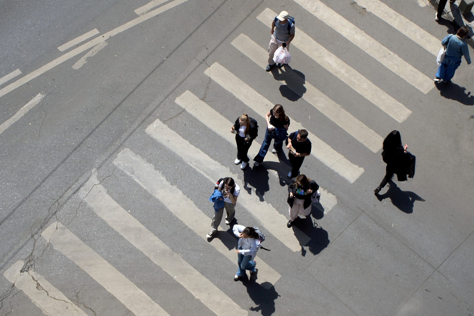 Reticența de a vorbi cu străinii: O problemă a vremurilor noastre? Într-o epocă dominată de digitalizare și distanțare socială, simpla inițiere a unei conversații cu un necunoscut pare să devină o raritate