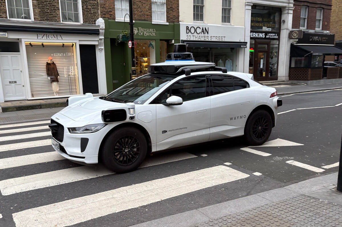 Taxiurile autonome, o povară pentru bugetele publice? Flotele de taxiuri autonome, precum cele administrate de Waymo (Google), generează costuri considerabile pentru autoritățile locale, în special în ceea ce privește gestionarea incidentelor legate de funcționarea acestora