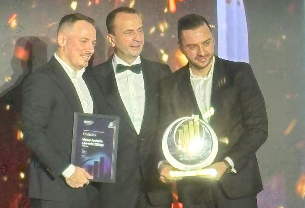 Startup-ul românesc Bible Chat cucerește America și este desemnat cel mai valoros din tehnologie Aplicația Bible Chat, dezvoltată de antreprenorii români Laurențiu Bălașa și Marius Iordache, a obținut o recunoaștere importantă pe piața americană și a fost desemnată cel mai valoros startup din domeniul tehnologiei în România