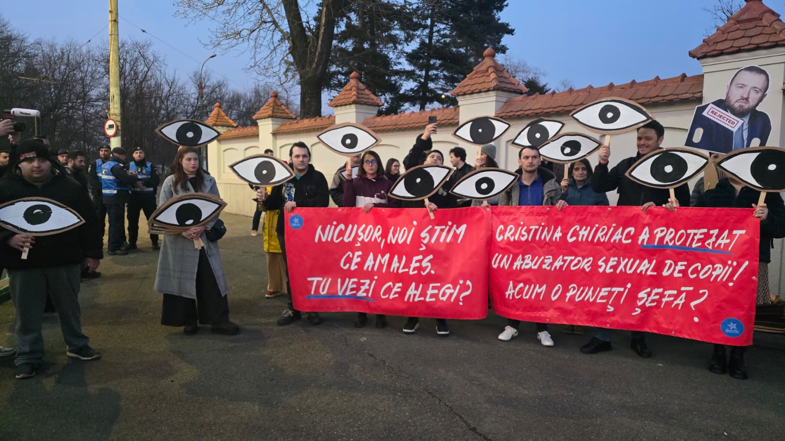 Nicușor Dan, față în față cu protestatarii din fața Cotroceniului Președintele Nicușor Dan a mers joi seară să discute cu protestatarii adunați în fața Palatului Cotroceni
