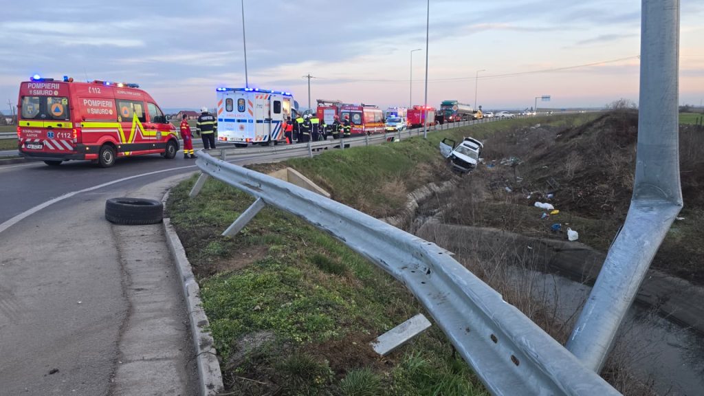Accident grav în Satu Mare: Două persoane încarcerate Un accident rutier grav a avut loc în municipiul Satu Mare, în apropiere de Centura Ocolitoare, în zona Sătmărel