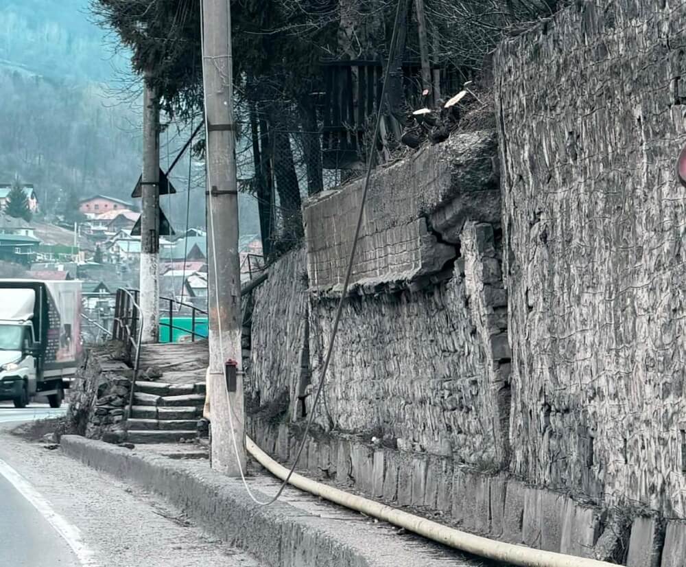 Zidul de pe DN1, pericol iminent de prăbușire Un zid masiv, construit pentru a oferi suport, prezintă un risc major de prăbușire pe DN1, una dintre cele mai circulate artere rutiere din România