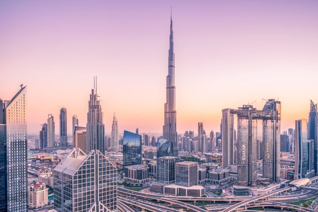 Turist britanic, reținut în Dubai după ce a filmat rachete iraniene Un cetățean britanic este acuzat în Dubai, în baza legislației privind criminalitatea cibernetică, după ce a filmat și, ulterior, ar fi distribuit imagini cu rachete iraniene