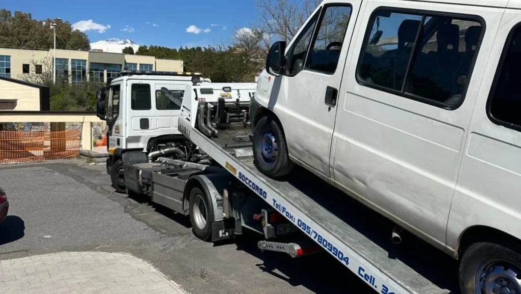Poliția italiană a descoperit o familie de români locuind ilegal în Paternó, Sicilia, într-un apartament fără contracte de utilități și cu probleme suplimentare legate de legislația rutieră