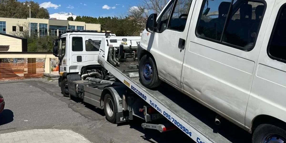 Român, prins în Italia: 10.000 euro amendă, fără permis și curent furat acasă