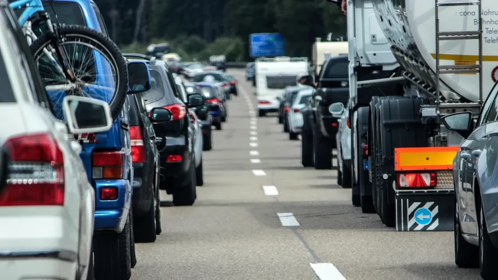 Restricții majore de circulație pentru camioane în perioada sărbătorilor pascale Circulația autovehiculelor de mare tonaj va fi restricționată pe trei artere principale din România în perioada 9-13 aprilie, anunță Centrul INFOTRAFIC din cadrul Inspectoratului General al Poliției Române