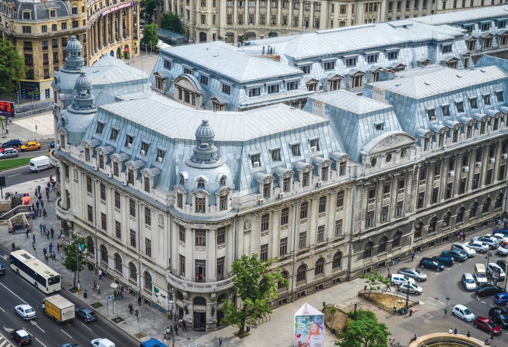 Studenții Universității din București sunt invitați să propună soluții inovatoare pentru reciclarea deșeurilor electronice, cu posibilitatea de a câștiga un premiu inedit: abonamente la festivalul Untold 2026