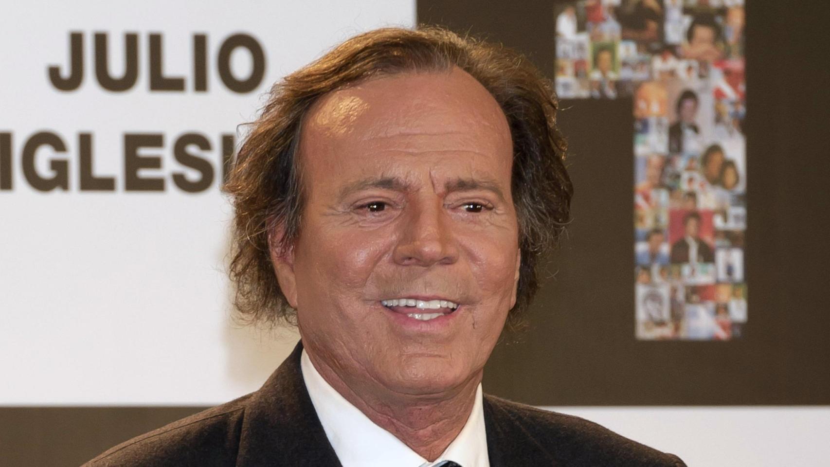 JULIO IGLESIAS, ÎN CENTRUL UNUI SCANDAL: CÂNTĂREȚUL NU A FOST CONSIDERAT SUSPECT ÎN CAZUL DE EXPLOTARE SEXUALĂ În urma unei investigații deschise de Parchetul Audiencia Nacional, cântărețul de renume internațional, JULIO IGLESIAS, nu a avut nici măcar statutul procesual de suspect