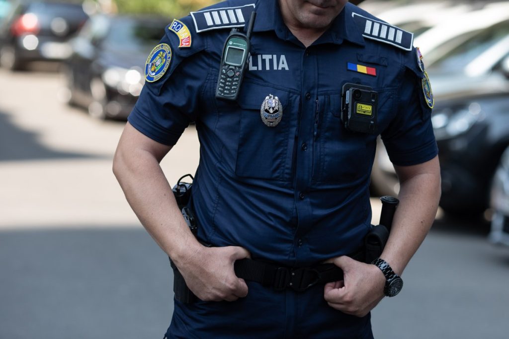 Polițiști și cetățeni, eroism în stradă: un bărbat salvat în urma unui atac de cord Un bărbat aflat în stop cardio-respirator a fost salvat de moarte joi, 2 aprilie 2026, datorită intervenției rapide a doi polițiști din cadrul Serviciului de Investigații Criminale al Capitalei și a sprijinului acordat de cetățeni aflați în apropiere