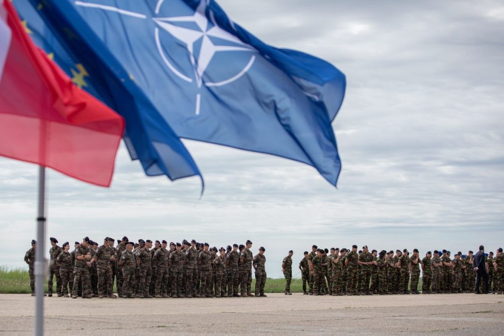 NATO: 22 de ani de siguranță pentru România, subliniază premierul BOLOJAN În contextul aniversării a 77 de ani de la semnarea Tratatului de la Washington, premierul român, ILIE BOLOJAN, a reiterat importanța apartenenței României la Alianța Nord-Atlantică