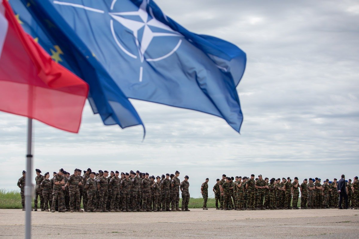 NATO: 22 de ani de siguranță pentru România, subliniază premierul BOLOJAN În contextul aniversării a 77 de ani de la semnarea Tratatului de la Washington, premierul român, ILIE BOLOJAN, a reiterat importanța apartenenței României la Alianța Nord-Atlantică