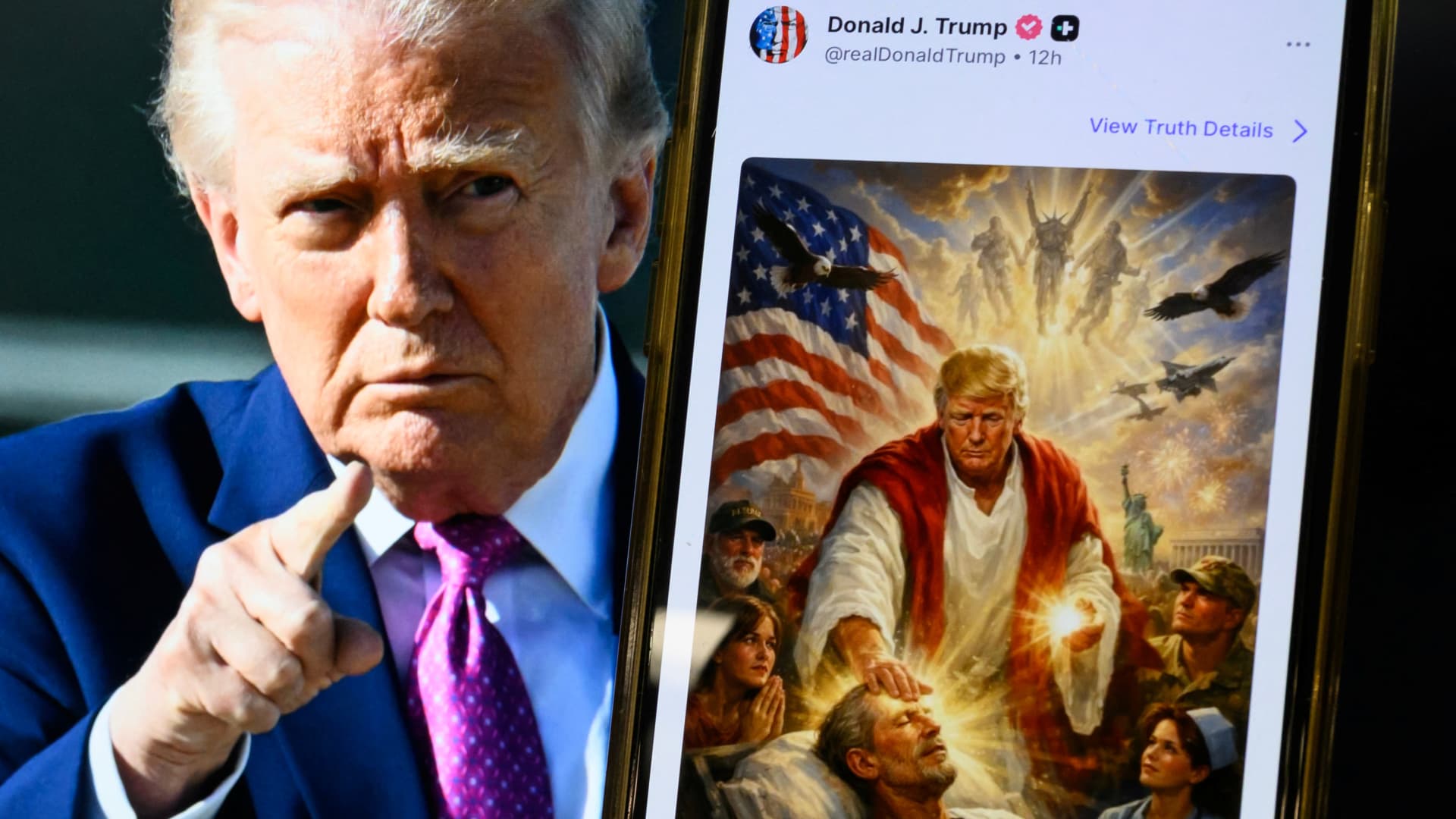 Trump, imagine șoc: S-a RETRAS poza cu el în postura lui Iisus