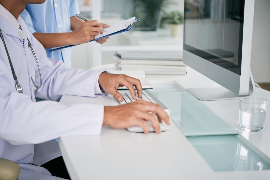 Un medic neurochirurg din Iași a fost trimis în judecată pentru înșelăciune, după ce procurorii au stabilit că ar fi indus în eroare un pacient pentru a obține sume considerabile de bani