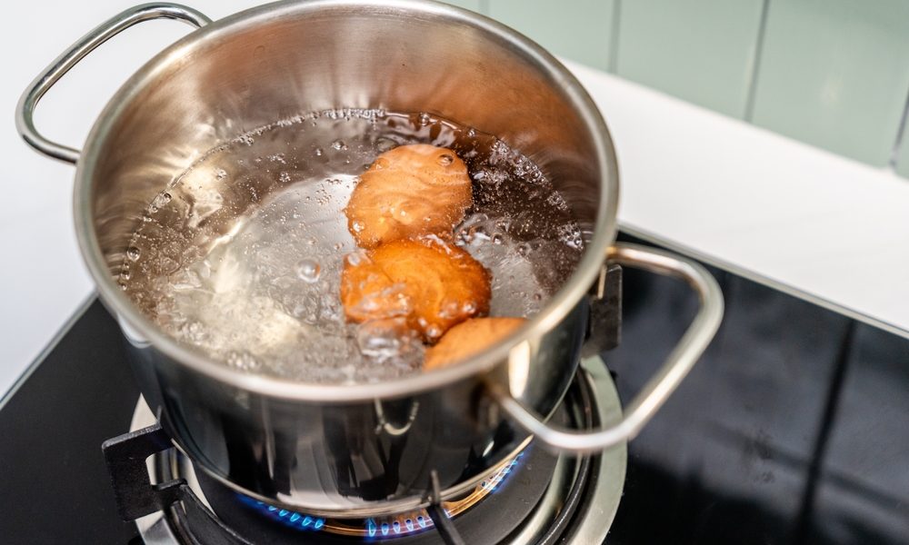 Cât timp se fierb ouăle roșii? Secretul unui rezultat impecabil!