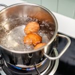 Cât timp se fierb ouăle roșii? Secretul unui rezultat impecabil!