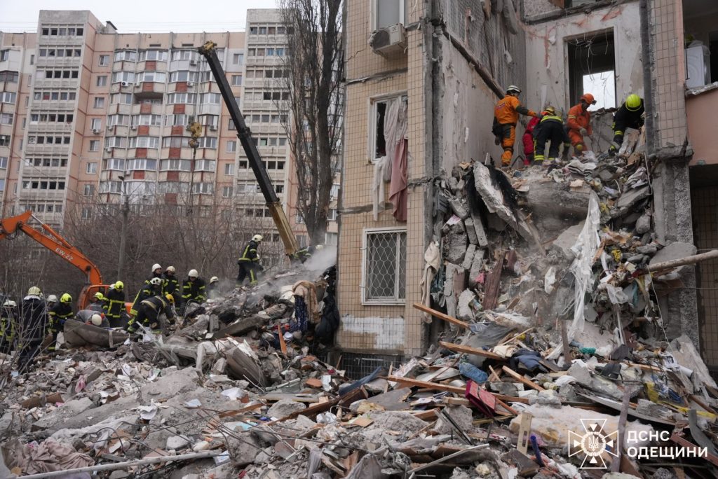 Atacuri RUSIEI: 12 morți la Kiev, Odesa și Dnipro. Kievul acuză „crime de război”