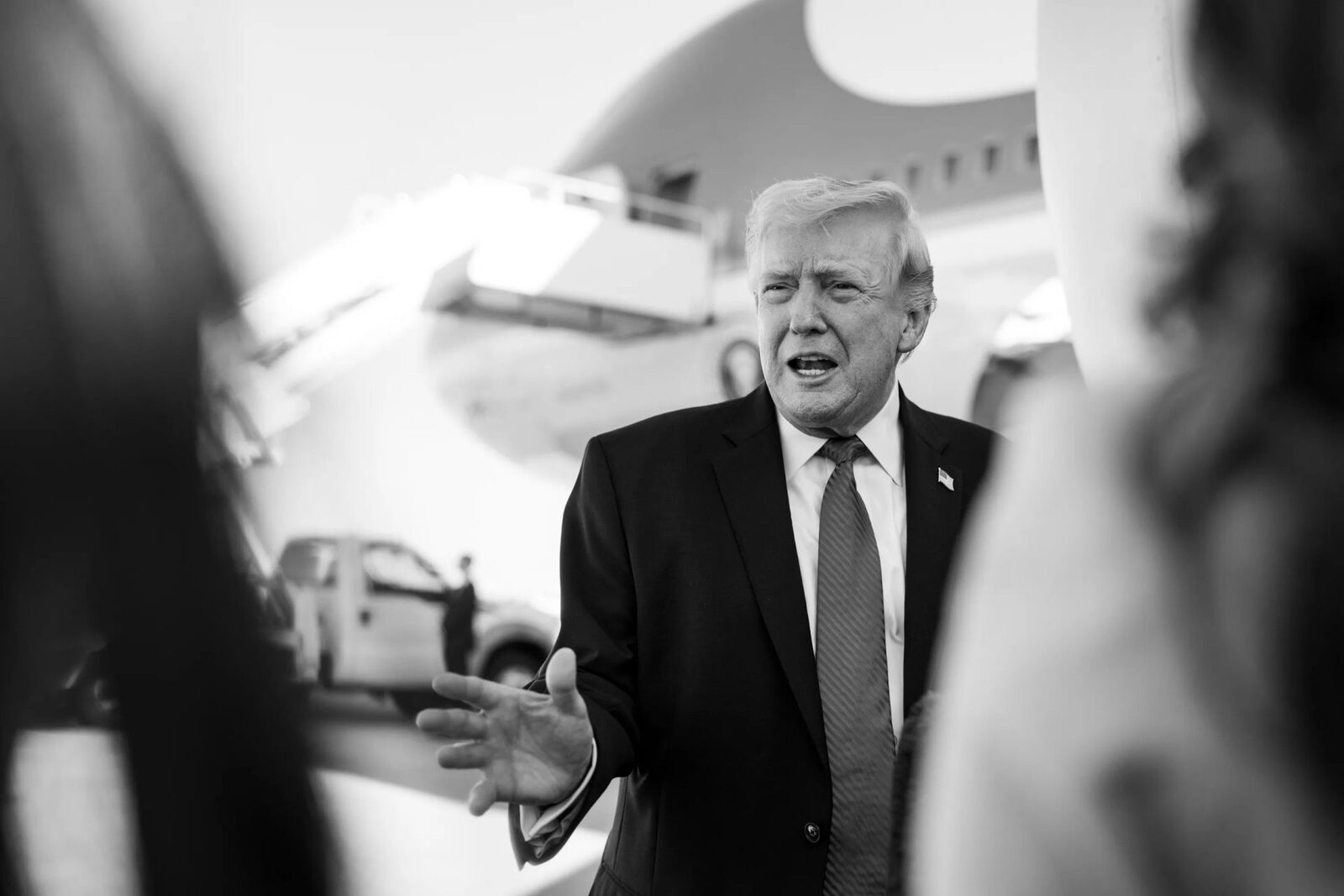 D. Trump rupe tăcerea: Documente ȘOC despre OZN-uri ies la iveală