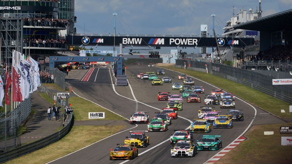 Pilot mort într-o cursă la Nurburgring, cu Max Verstappen prezent