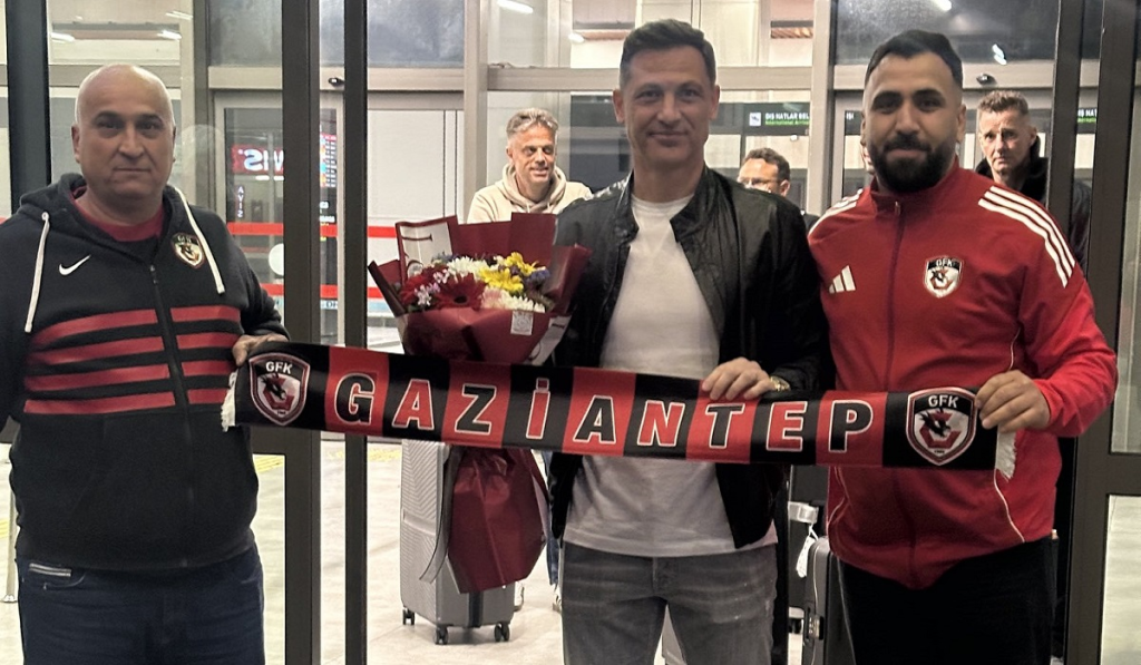 Rădoi, primit noaptea la Gaziantep: Cum a fost întâmpinat antrenorul