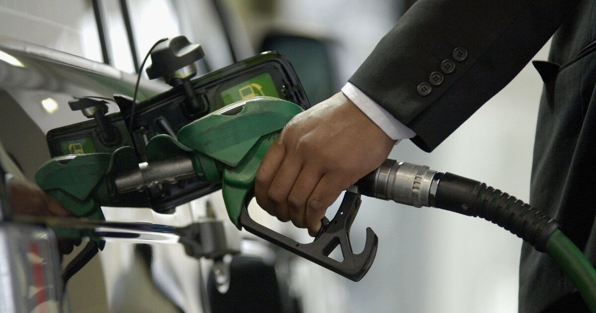 Motorina și benzina, iar mai scumpe: Cât plătești pe litru în România, luni?