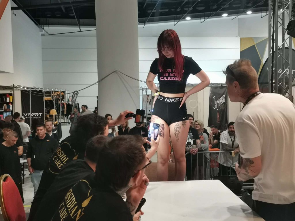 70 de artiști, eforturi intense: Evenimentul cu doamne în prim-plan