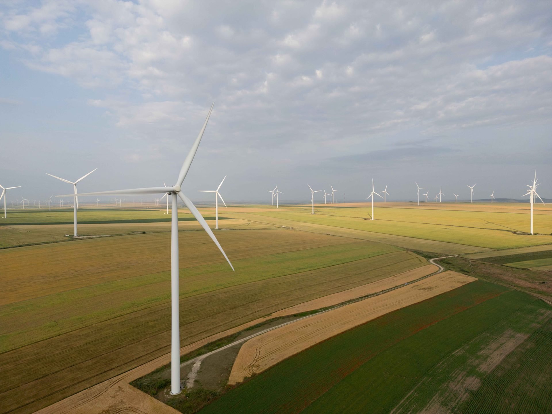 PPC Renewables România investește masiv în energie regenerabilă: Sistem de stocare de 60 MW la Târgușor PPC Renewables România, cel mai mare investitor privat în energia regenerabilă din România, continuă să-și extindă portofoliul de capacități hibride