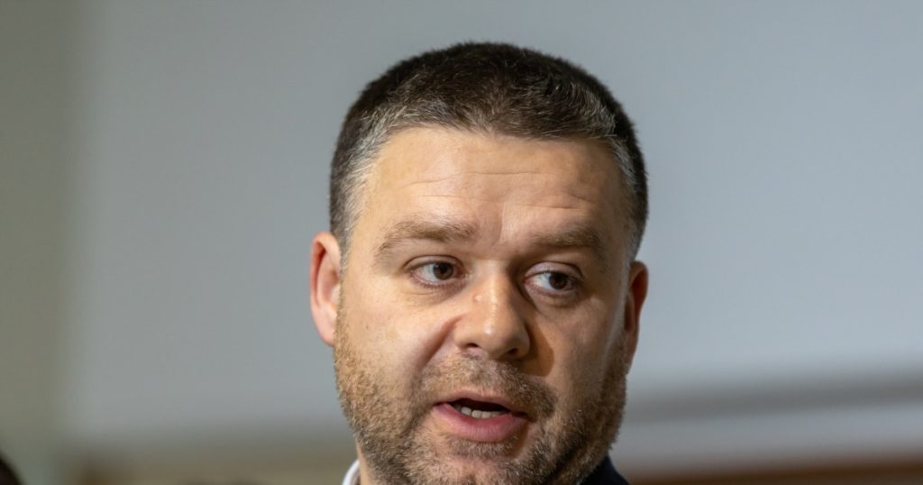 Sute de români își fac bagajele: Instituții comasate, haos în România