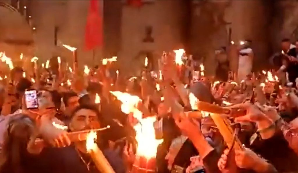Lumina Sfântă a ajuns în lume: Ritualul de la Mormântul Domnului