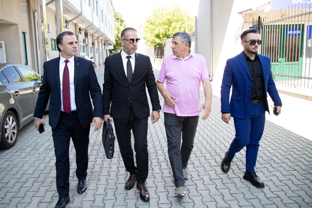 O investigație jurnalistică aruncă o lumină nouă asupra implicării familiei Bicuți – tatăl Liviu și fiul Andrei – în controversata afacere „Pozele Elena Lasconi”, un episod care a zguduit campania prezidențială de anul trecut