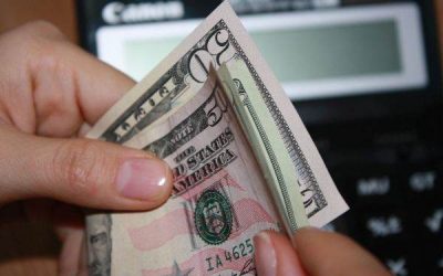 Dolarul, sub presiune: Iranul și riscul geopolitic limitează scăderile